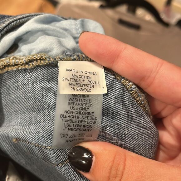 VINCE CAMUTO | Jeans w/ Button Snap detail at ankle | Size 29 (8) - Picture 6 of 6